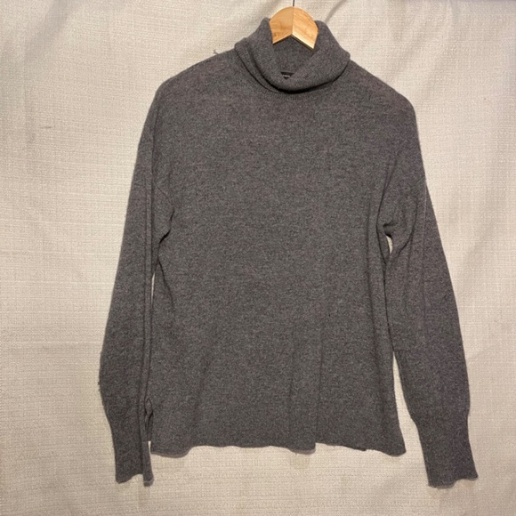 Cashmere Gray Turtleneck Women's Sweater top - Picture 2 of 7
